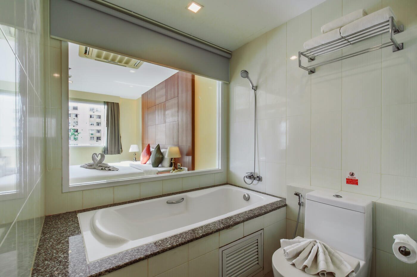 Family Suite City View — Bathroom